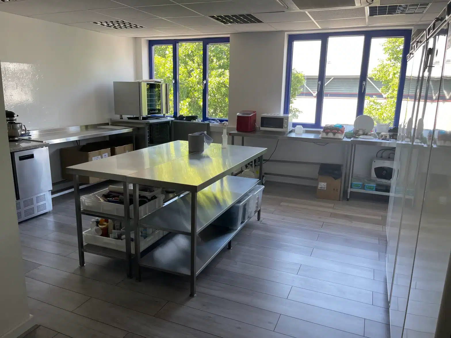 Food production to rent in London